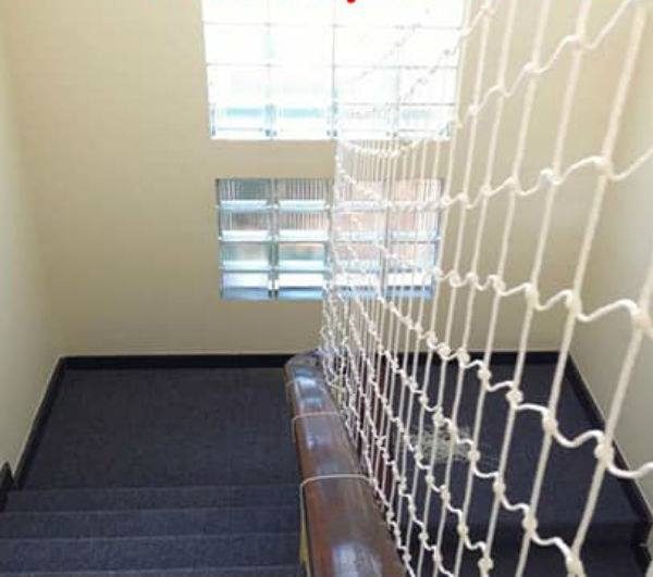 Lắp đặt lưới an toàn cho cầu thang nên hay không?